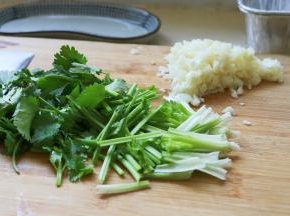 香菜洗净切段，大蒜剁碎