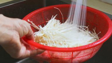 金针菇切去根部，洗净