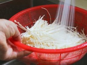 金针菇切去根部，洗净