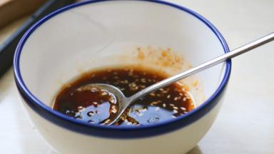 味达美＋生抽＋米醋＋麻油＋辣椒油拌匀