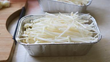 金针菇放入锡纸盒