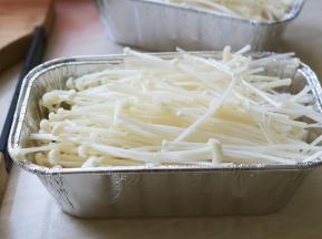 金针菇放入锡纸盒
