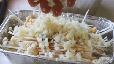 浇步骤4的汤汁，撒蒜末