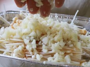 浇步骤4的汤汁，撒蒜末