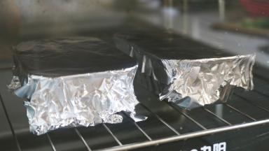 再敷上锡纸，烤箱200度，烤20分钟左右