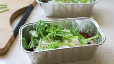 取出后，放香菜段，拌匀