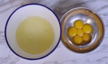 鸡蛋黄和蛋白分离。