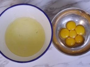 鸡蛋黄和蛋白分离。