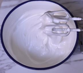 蛋白加入5滴白醋，用电动打蛋器搅打，分3次加入白糖，大约10分钟。打到湿性蛋白霜。