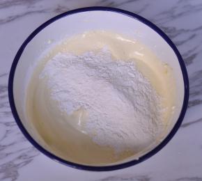 筛入低筋面粉，用刮刀翻拌均匀