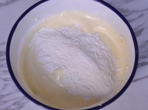 筛入低筋面粉，用刮刀翻拌均匀