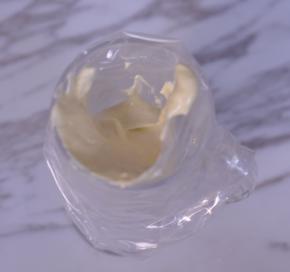 取2勺拌好的蛋糊，放入裱花袋。