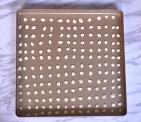 烤盘上挤出波点。入烤箱烘烤4分钟取出