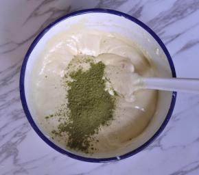 剩余的蛋糕糊放入抹茶粉，翻拌均匀