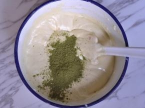 剩余的蛋糕糊放入抹茶粉，翻拌均匀