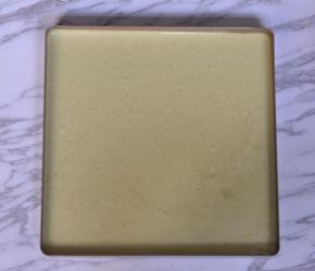 在倒入拌好的抹茶蛋糊，震出大气泡