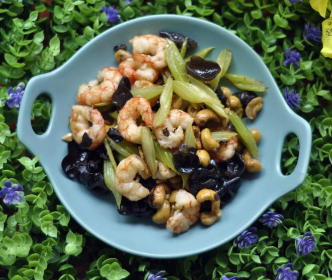 腰果木耳炒红虾仁