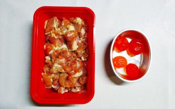 鸡腿去骨切平均匀大小块，用椒盐、孜然粉、辣辣面、蒜盐、蒜、糖腌1小时