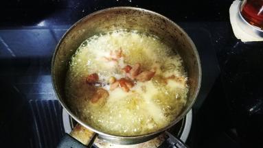 奶锅放入足量油，将鸡肉依次炸好