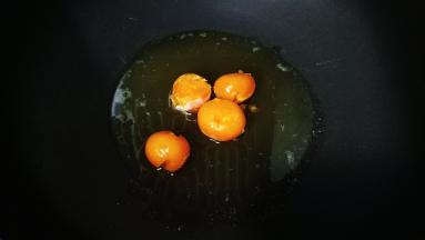 锅里热油放入烤好的咸蛋黄