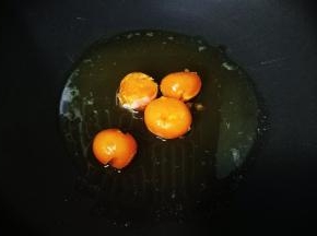 锅里热油放入烤好的咸蛋黄