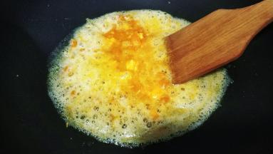 用铲子压碎咸蛋黄