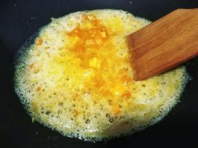 用铲子压碎咸蛋黄