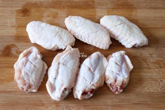 鸡翅中解冻洗净后用刀在两面划几刀；