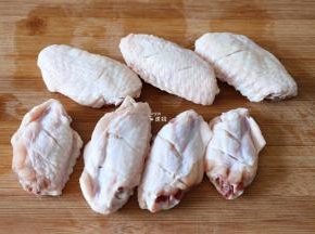 鸡翅中解冻洗净后用刀在两面划几刀；