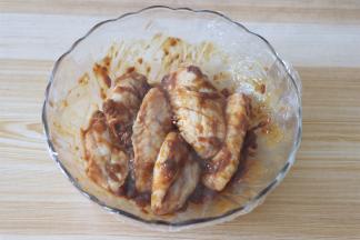 搅拌均匀后包上保鲜膜，腌制1小时以上，我一般提前一晚放进冰箱腌制，第二天直接做更入味；