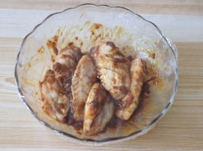 搅拌均匀后包上保鲜膜，腌制1小时以上，我一般提前一晚放进冰箱腌制，第二天直接做更入味；