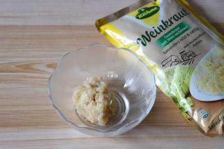 将冠利酸菜挤掉汁水；