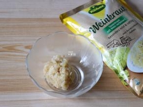 将冠利酸菜挤掉汁水；