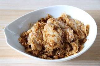 倒入腌制好的鸡翅中，搅拌均匀；