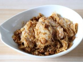 倒入腌制好的鸡翅中，搅拌均匀；