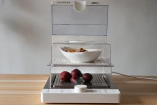 放入臻米折叠电蒸锅里，这款蒸锅可以1层也可以2层，我为了不浪费能源顺便放了几个紫薯进去一起蒸，吃点粗粮更健康；