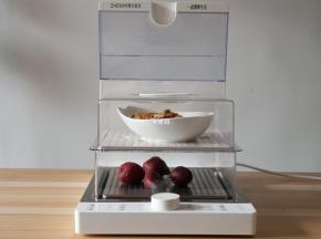 放入臻米折叠电蒸锅里，这款蒸锅可以1层也可以2层，我为了不浪费能源顺便放了几个紫薯进去一起蒸，吃点粗粮更健康；