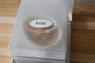 电蒸锅开始工作，10秒左右就出蒸汽了，蒸熟后取出即可；