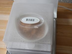 电蒸锅开始工作，10秒左右就出蒸汽了，蒸熟后取出即可；