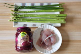 准备好食材，黑鱼片在买鱼的时候就叫卖鱼的帮忙切成蝴蝶片；