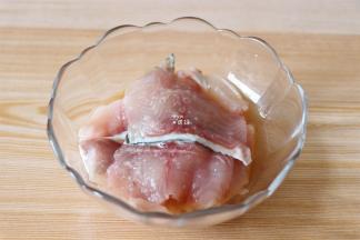 将黑鱼片清洗干净后，加入适量盐、料酒抓匀腌制15分钟左右；