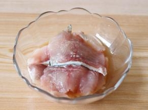 将黑鱼片清洗干净后，加入适量盐、料酒抓匀腌制15分钟左右；