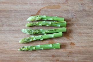 芦笋洗干净后切段，我只用了嫩的一头，长度跟鱼片的宽度差不多；