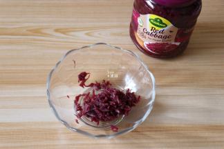 将冠利腌红椰菜挤掉多余的汁水；