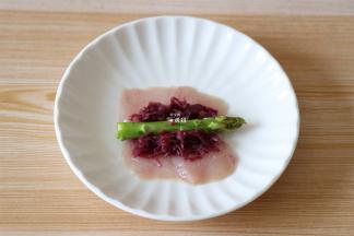 将黑鱼片平铺，放上芦笋和冠利腌红椰菜；