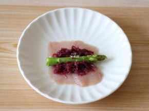 将黑鱼片平铺，放上芦笋和冠利腌红椰菜；