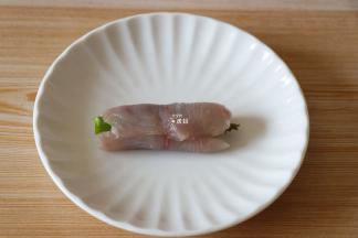 一边卷一边收紧，轻轻的卷起来；