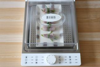 放入臻米折叠电蒸锅里；