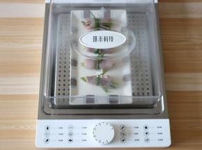 放入臻米折叠电蒸锅里；