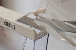 给水箱里加水，水量随意，反正可视的，随时可以添加；